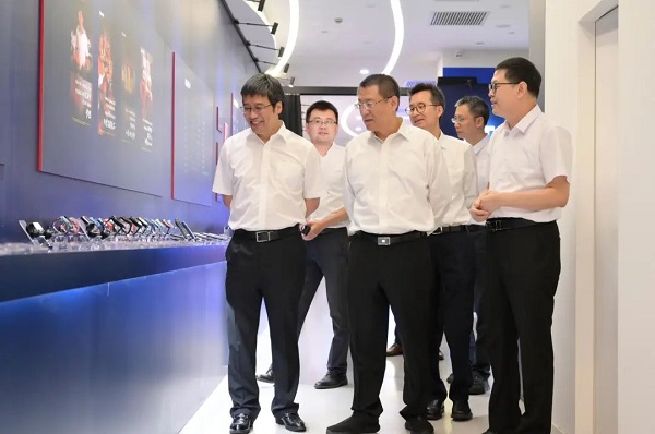 李滨董事长一行参观申博太阳城展锐2022上半年成果展.jpg